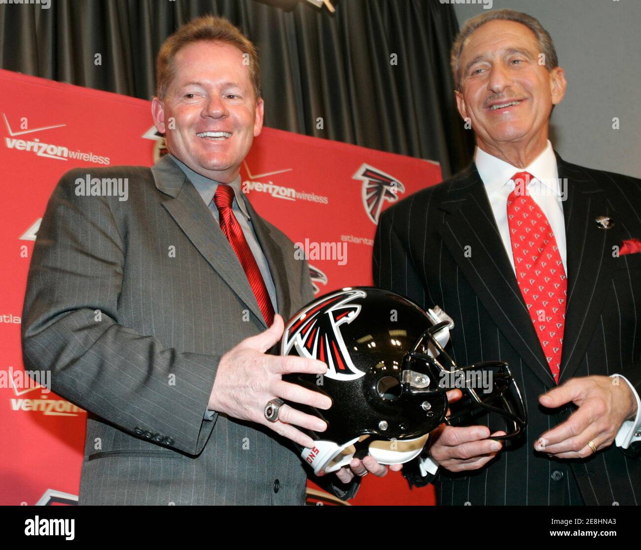 Ehemalige Universitat Von Louisville Trainer Bobby Petrino L Steht Mit Inhaber Arthur Blank Nach Als Neuen Trainer Der Fussballmannschaft Nfl Atlanta Falcons Ihre Fussball Camp In Flowery Branch Georgia 8 Januar 2007 Eingefuhrt