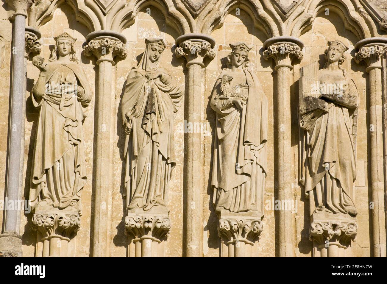 Statuen der Heiligen Lucy, Agatha, Agnes und Cecilia an der Westfront der Salisbury Cathedral, Wiltshire. Von James Redfern 1867 und öffentlich modelliert Stockfoto