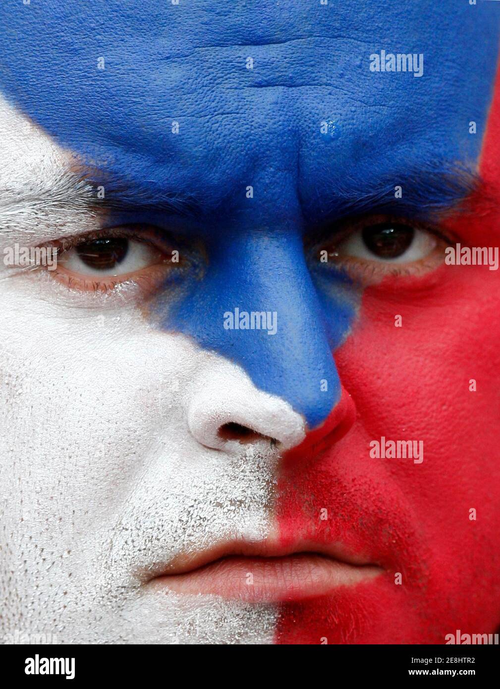 Ein Fan der Tschechischen Republik wartet auf den Start des Fußballspieles der Gruppe A Euro 2008 gegen die Türkei im Stadion Stade de Geneve in Genf am 15. Juni 2008. REUTERS/Jerry Lampen (SCHWEIZ) MOBILE OUT. NUR FÜR REDAKTIONELLE ZWECKE Stockfoto
