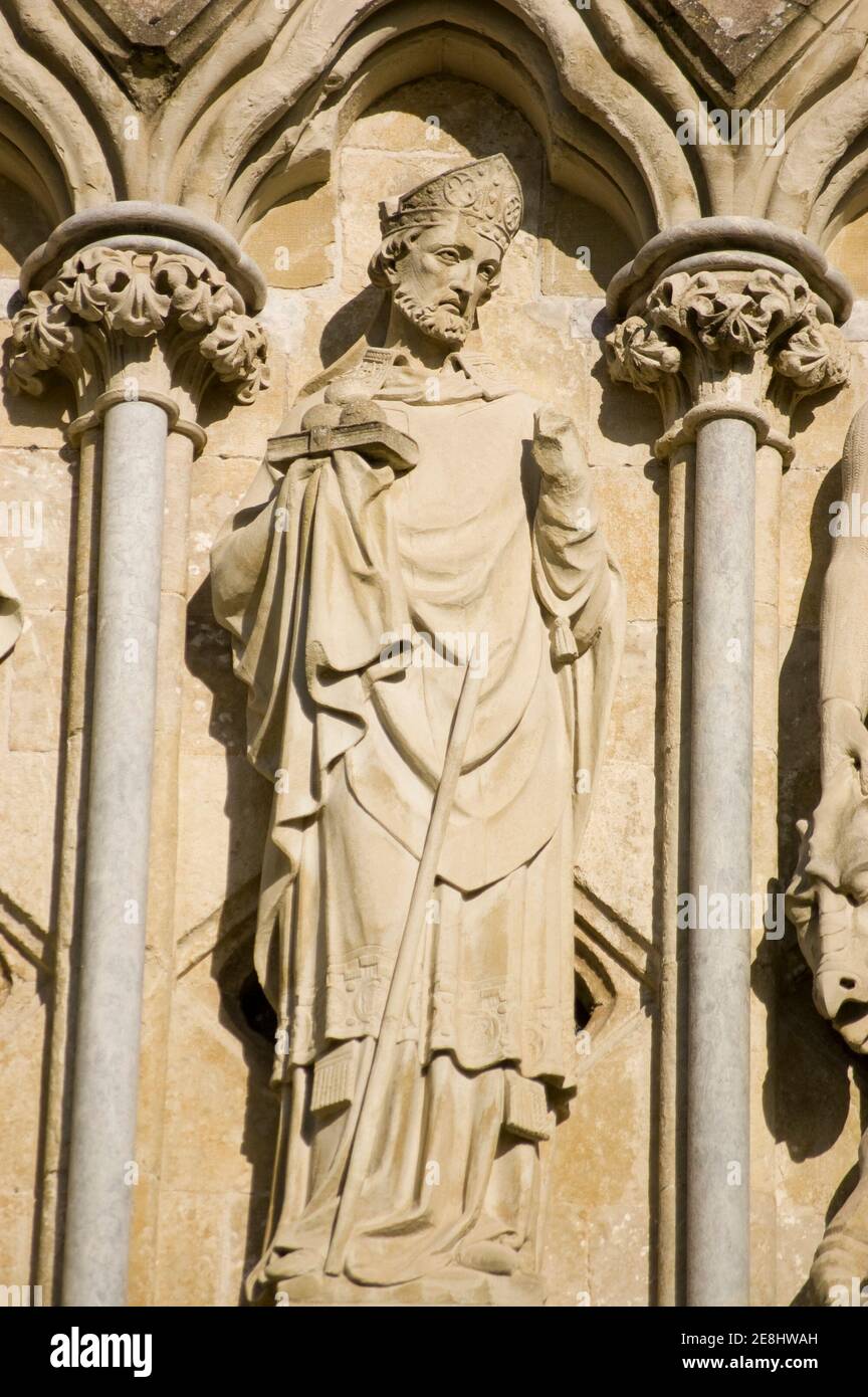 Statue des Heiligen Nikolaus, schutzpatron von Weihnachten, mit drei goldenen Kugeln. Skulptur von James Redfern auf der Westfront von Sal Stockfoto