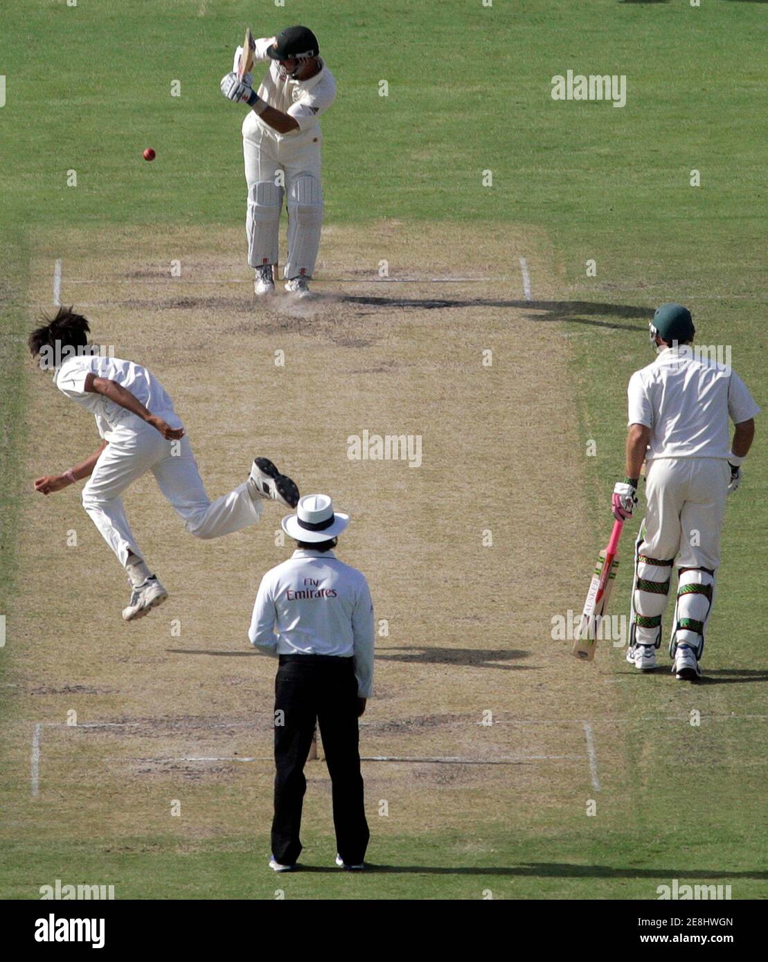 Australiens Phil Jaques (oben) trifft ein Schuss aus der Bowling von Indiens Ishant Sharma (L) am zweiten Tag ihre vierte und letzte Test-Cricket-Match bei der Adelaide Oval 25. Januar 2008. REUTERS / Willen Burgess (Australien) Stockfoto