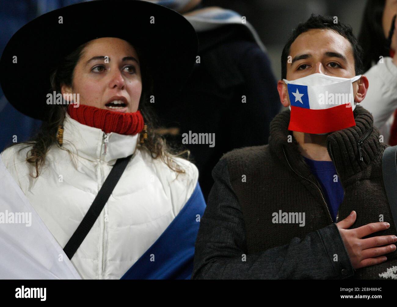 Chile-Fans singen die Nationalhymne vor einem freundlichen Fußballspiel zwischen Chile und Südkorea in Seoul 30. Januar 2008.  REUTERS/Jo Yong-Hak (Südkorea) Stockfoto