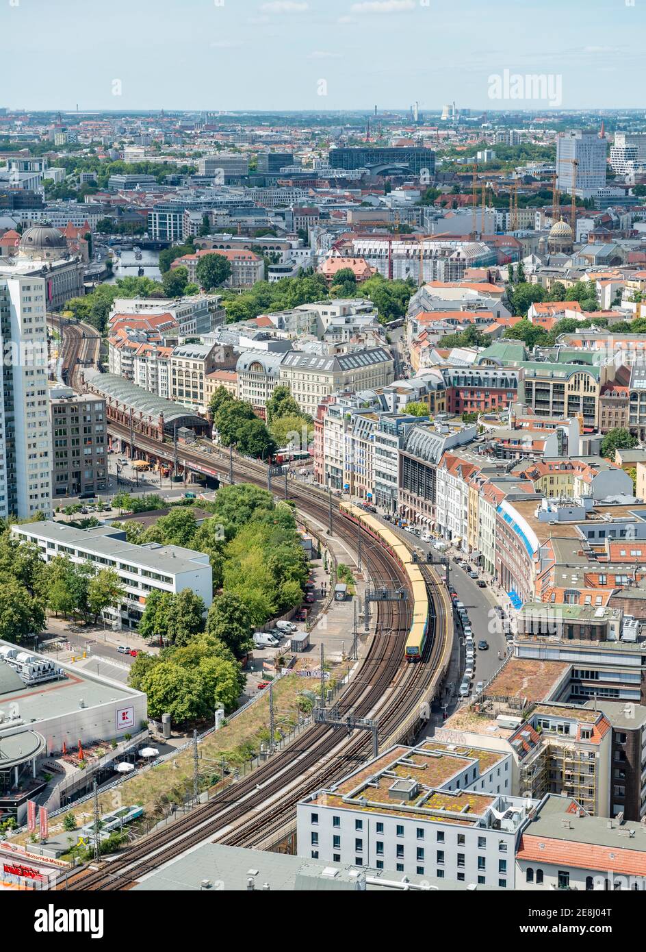 Blick auf Gleise und S-Bahn Zug, S-Bahn-Station Hackescher Markt, Mitte, Berlin, Deutschland Stockfoto
