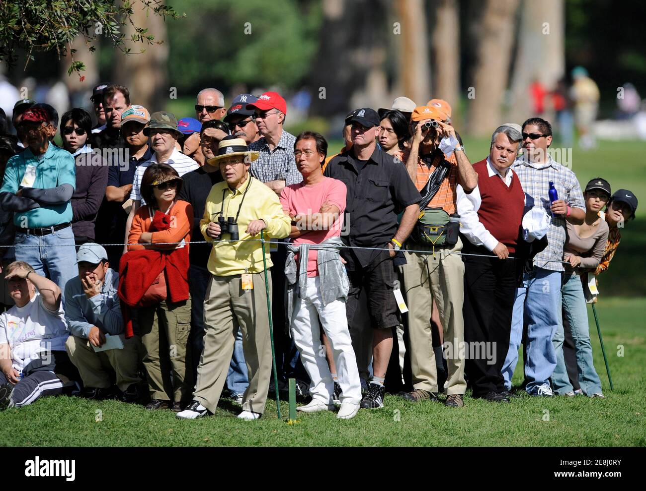 Zuschauer beobachten Japans Ryo Ishikawa, 17, in der zweiten Runde der Northern Trust Open Golfturnier im Bereich Pacific Palisades, Los Angeles 20. Februar 2009. REUTERS/Gus Ruelas (Vereinigte Staaten) Stockfoto