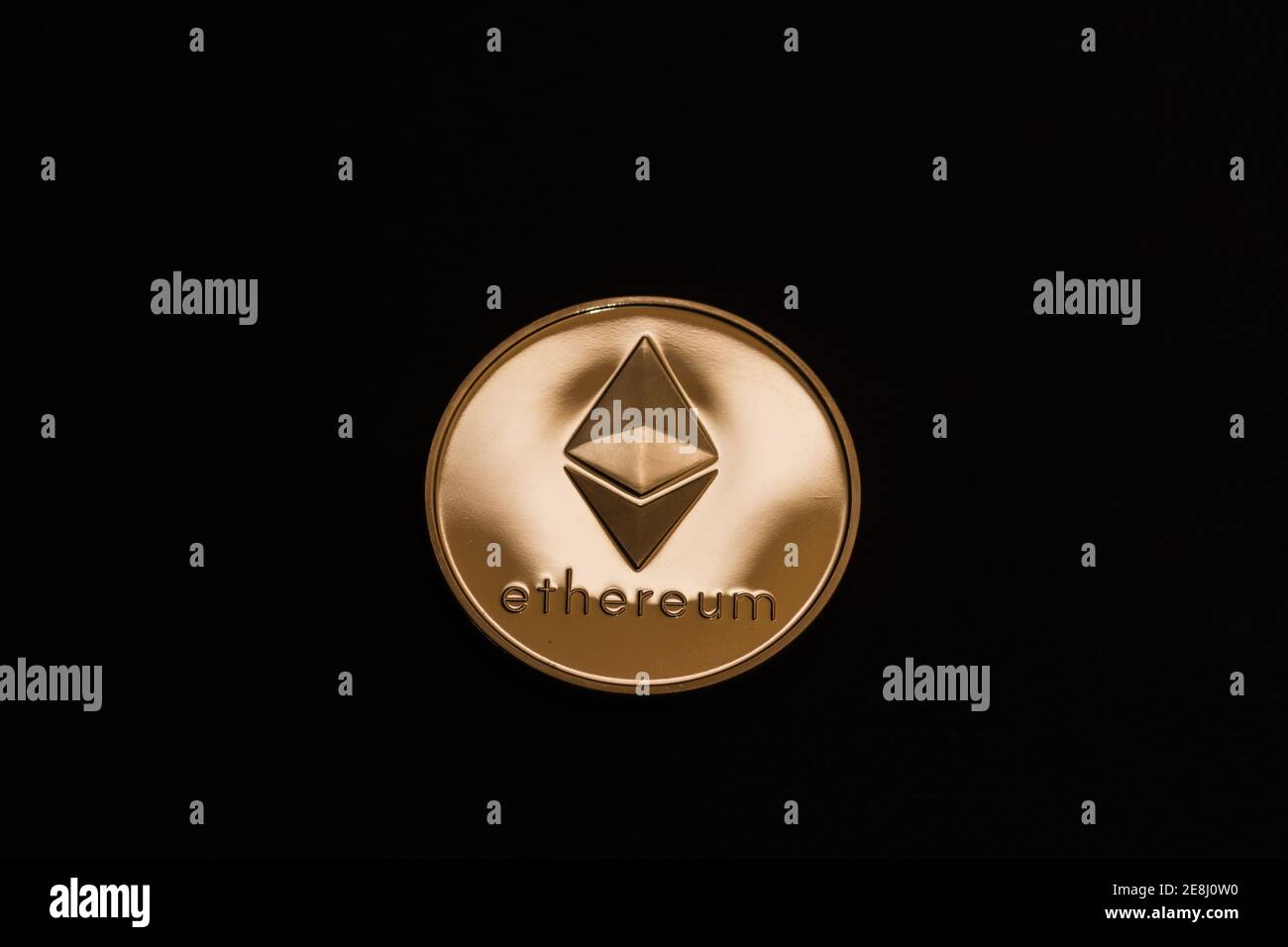 Glänzende Goldethermünze aus Kryptowährung Mitte auf schwarzem Hintergrund Stockfoto