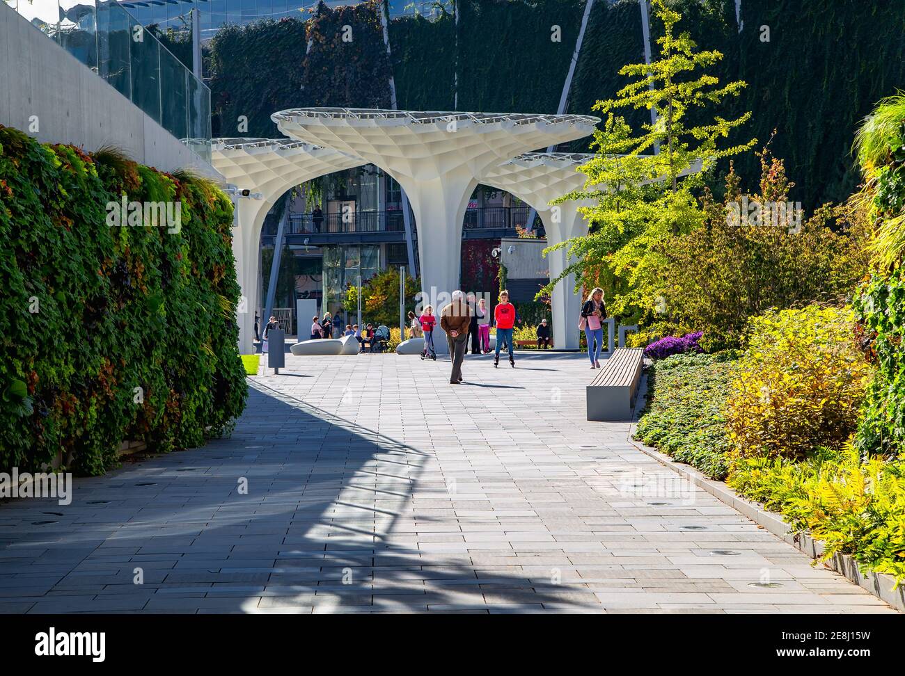 Städtische Grünfläche am Mammut-Einkaufszentrum in Budapest, Ungarn. Jetzt können Einkäufer und Anwohner eine Grünfläche mit einem See und einem Spielplatz genießen. Stockfoto