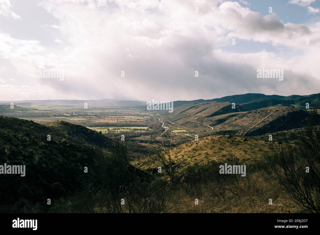 Malerischer Blick auf hohe Grate mit Gras unter glänzendem Himmel Mit flauschigen Wolken in Europa Stockfoto