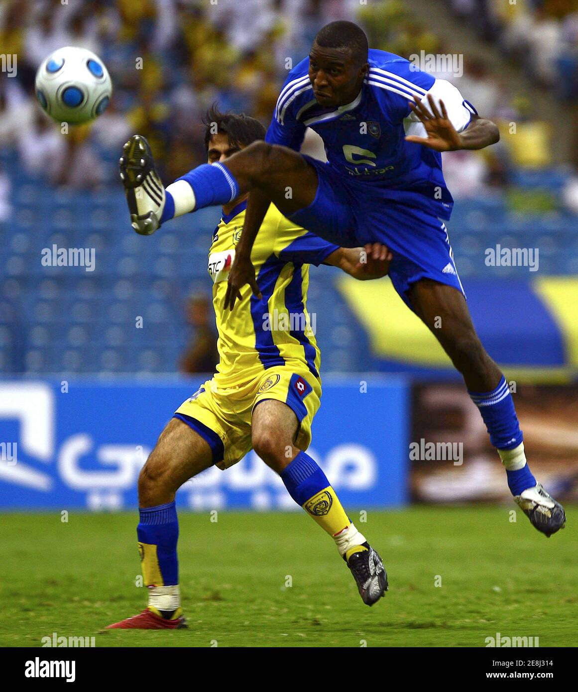 Al Hilals Osama Hisawi (R) kämpft um den Ball mit Nasrs Hussein Abed AlGhani während ihre saudischen Super League Fußballspiel in Riad 29. September 2009.    REUTERS/Fahad Shadeed (Saudi-Arabien-SPORT-Fußball) Stockfoto