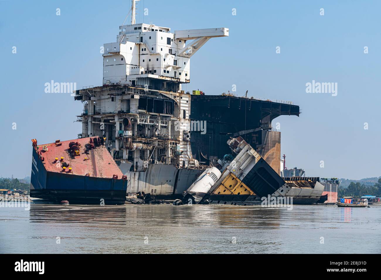 Riesiges Containerschiff, bereit zum Zerbrechen, Chittagong Ship Breaking Yard, Chittagong, Bangladesch Stockfoto