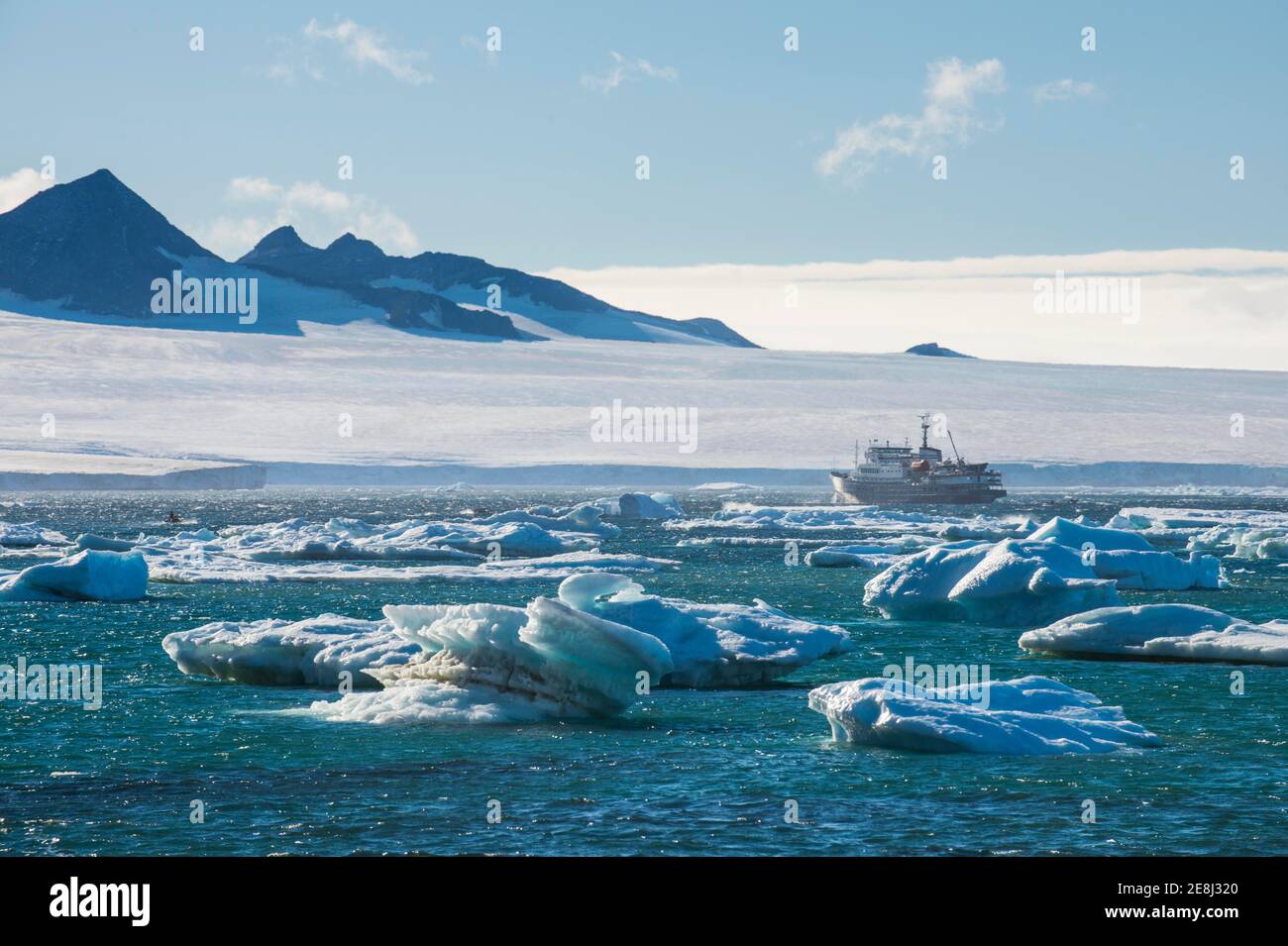 Kreuzfahrtschiff hinter Eisbergen, Brown Bluff, Tabarin-Halbinsel, Antarktis Stockfoto