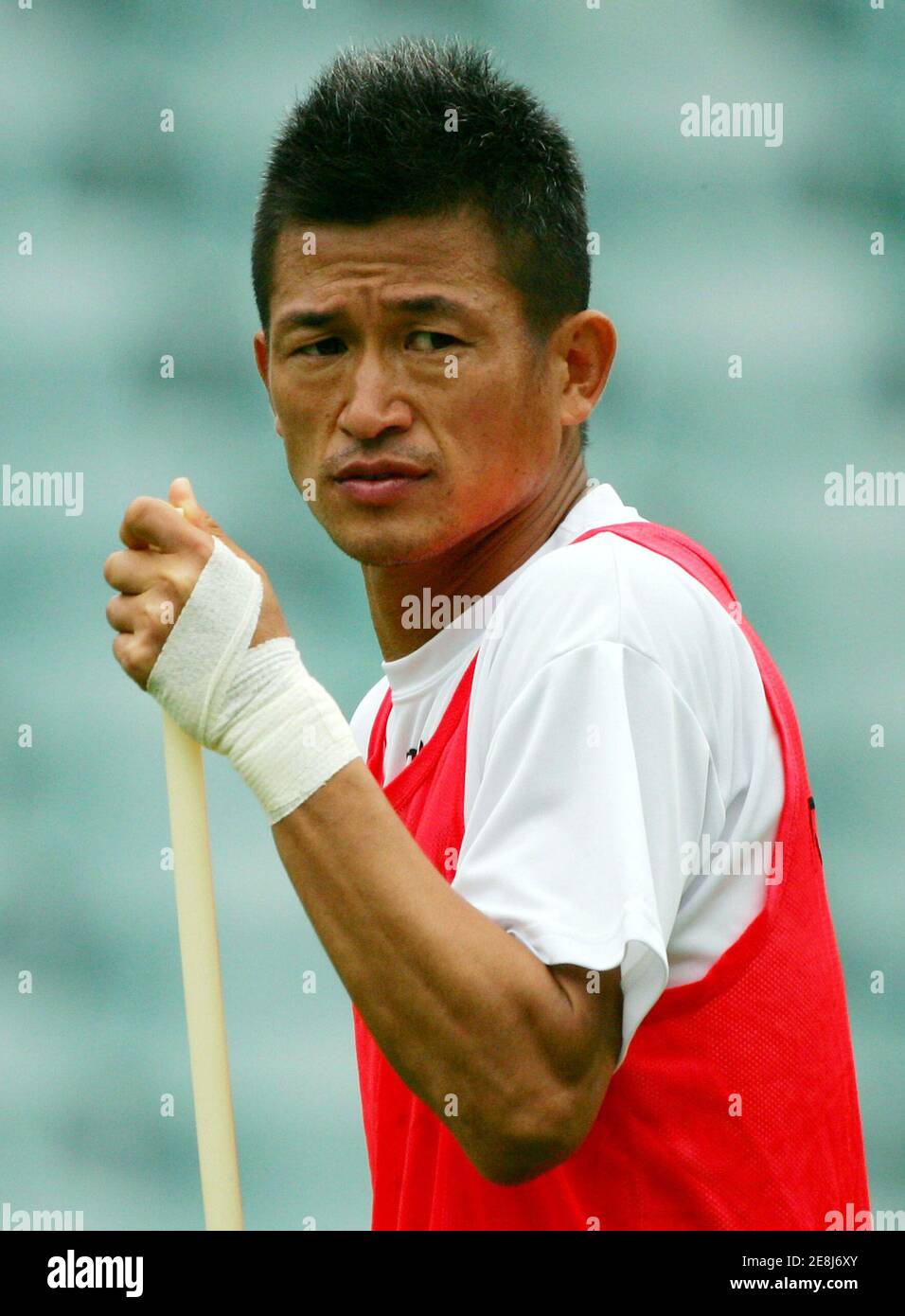 Sydney FC japanischen Fußball hält Sterne Kazuyoshi "Kazu" Miura ein Posten mit der bandagierte Hand während einer Trainingseinheit in Sydney 24. November 2005. [Miura wird insgesamt vier Spiele spielen, bevor er zu Sydney FC FIFA Klub-Weltmeisterschaft Competiton] Japan [vom Dezember 11-18.] Stockfoto