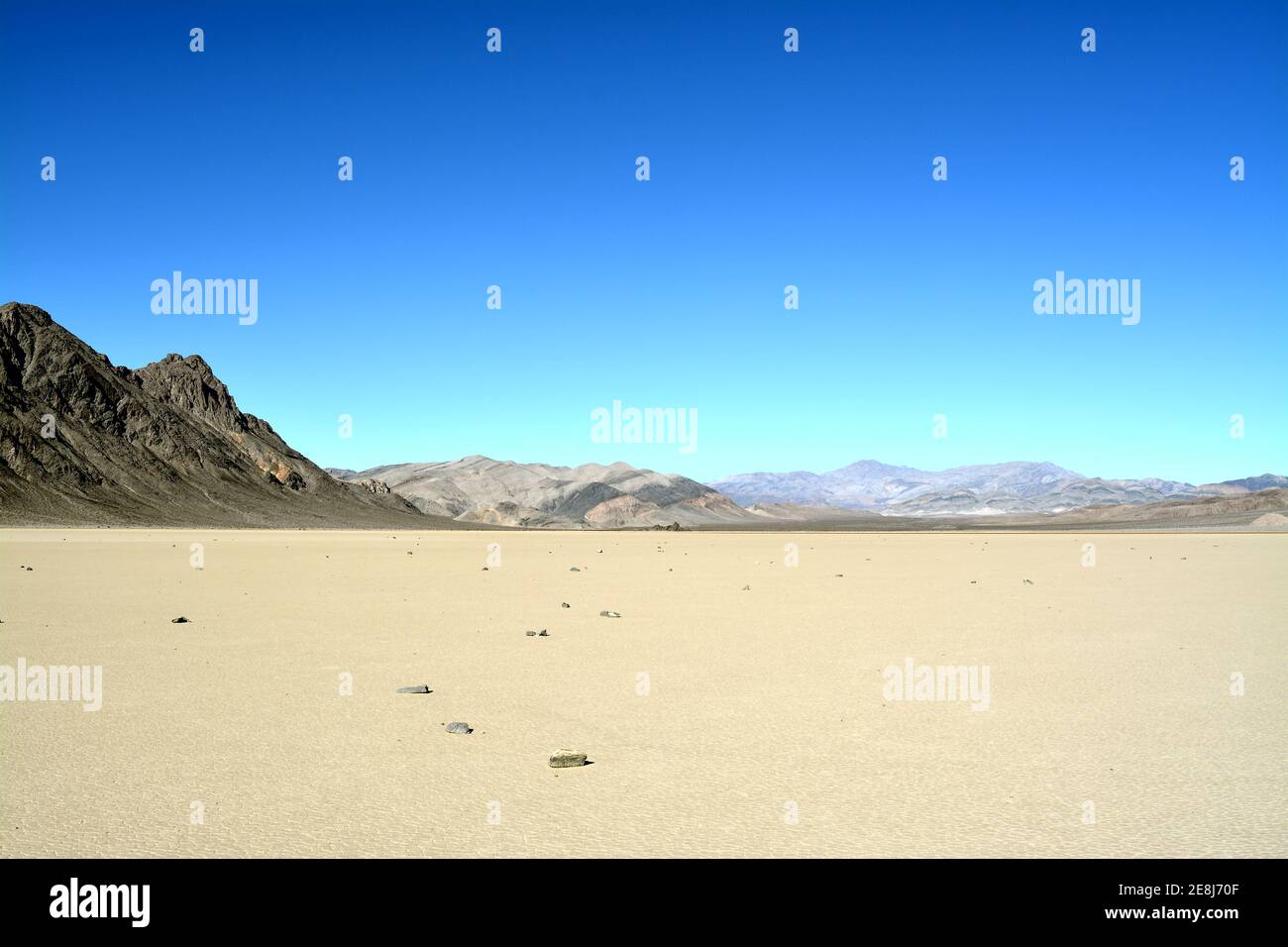Segelfelsen verlassen einen langen Weg in der Wüste von Die Rennstrecke Playa markiert den Weg von einem der Geheimnisvolle bewegte Felsen im Death Valley Nation Stockfoto