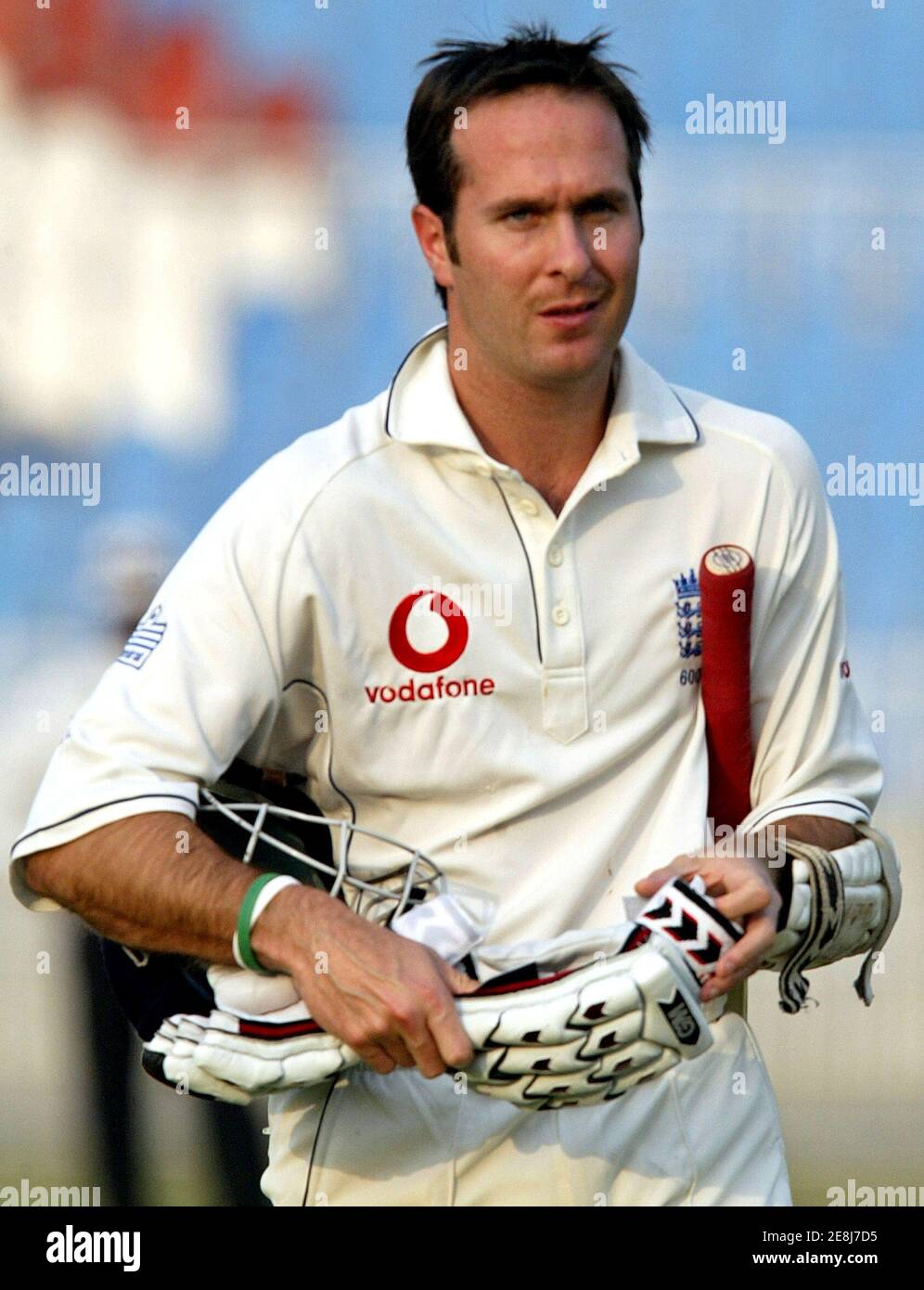 Englands Kapitän Micheal Vaughan verlässt das Feld nach seiner Entlassung am zweiten Tag des dreitägigen Matches gegen Pakistan Cricket Board (PCB) Patron XI in Rawalpindi 1. November 2005. REUTERS/Faisal Mahmood Stockfoto