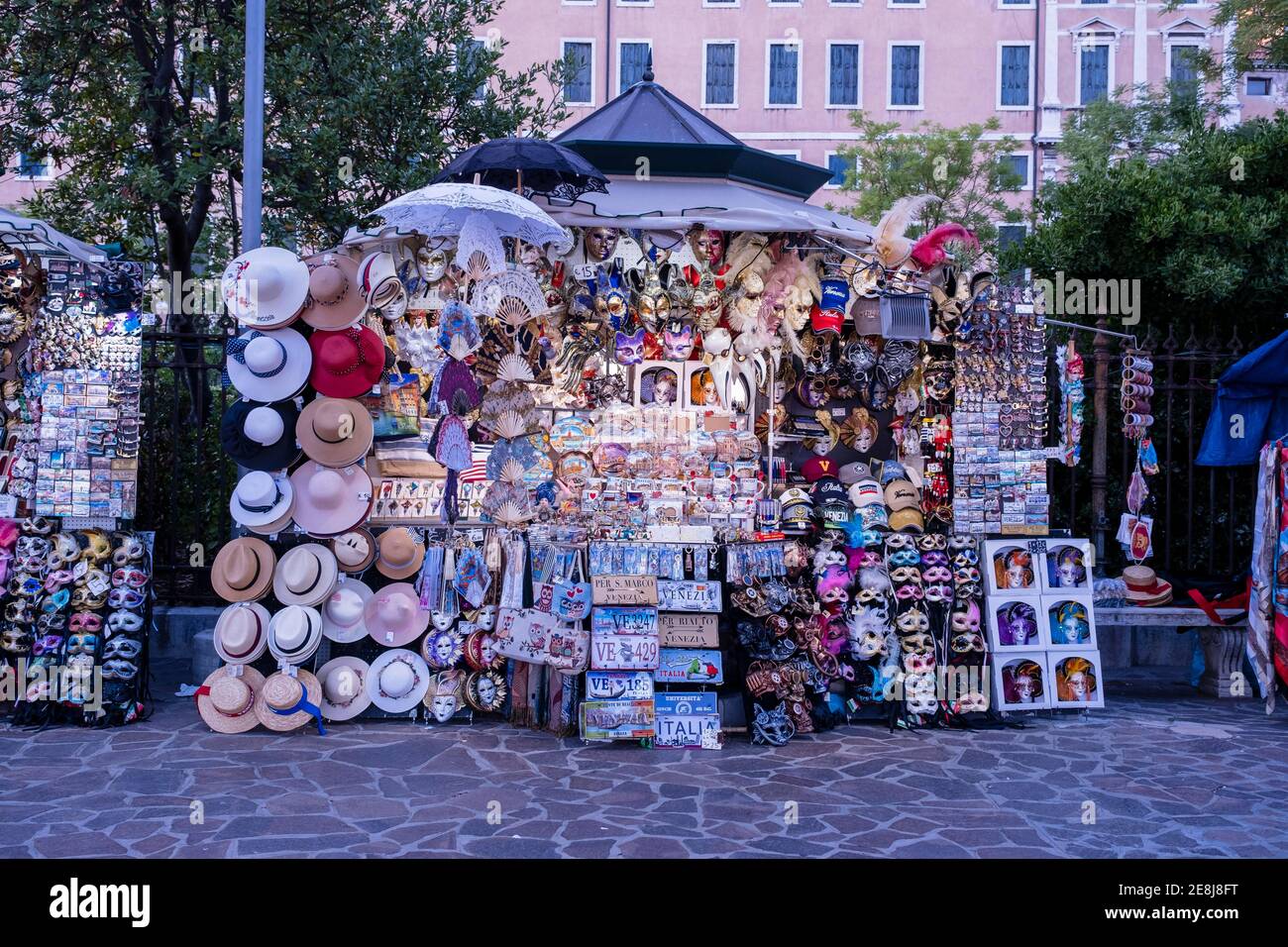 Venezianische Karnevalsmasken und Souvenirs an einem Stand, Venedig, Venetien, Italien Stockfoto
