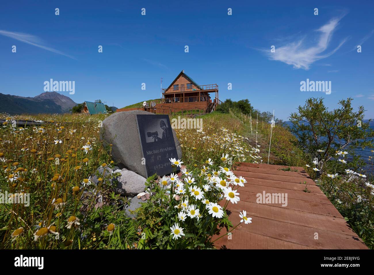 Gedenktafel für den japanischen Fotografen Michio Hoshino, hinter Grassy Lodge, Kurilskoye See, Kamtschatka, Russland Stockfoto