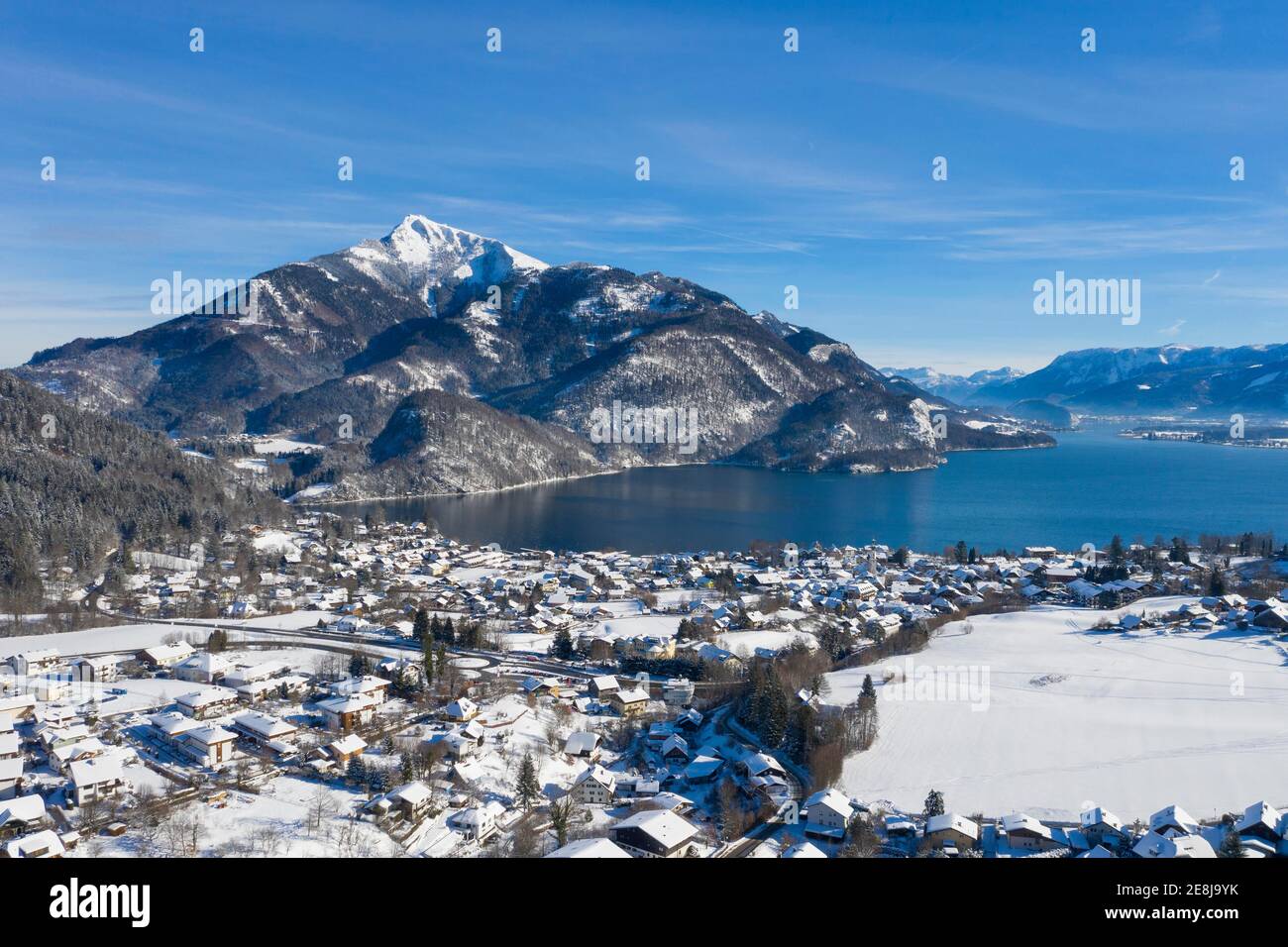Sankt Gilgen am Wolfgangsee mit Schafberg, Winterlandschaft, Drohnenaufnahme, Salzkammergut, Provinz Salzburg, Österreich Stockfoto