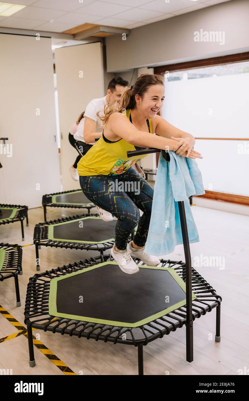 Gesellschaft von Athleten aktiv über dem Boden springen auf Trampolin  während Übungen während des aktiven Fitnesstrainings im hellen modernen  Fitnessstudio Stockfotografie - Alamy