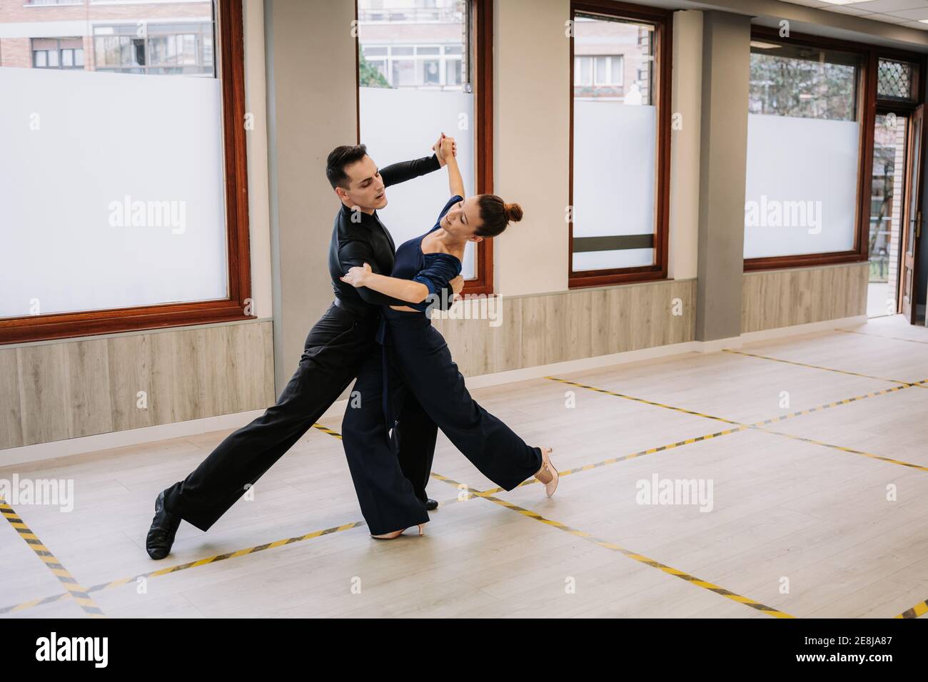 Geschickte Paar Tänzer in eleganten Kleidern Proben Bewegungen von Tanzsaal während des Unterrichts im Studio Stockfoto