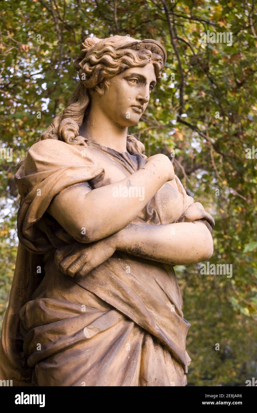 Terrakotta-Statue der altgriechischen Muse der Instrumentalmusik - Euterpe. Saint George's Gardens, Bloomsbury, London Statue auf der öffentlichen Ausstellung für Stockfoto