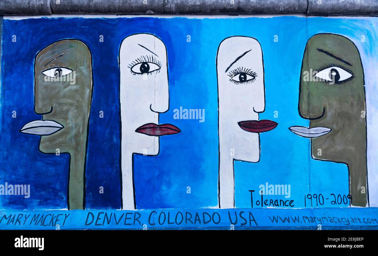 Wandgemälde mit Köpfen im Comic-Stil, Mary Mackey, Wandmalerei, East Side Gallery, Wall Gallery, Berlin, Deutschland Stockfoto