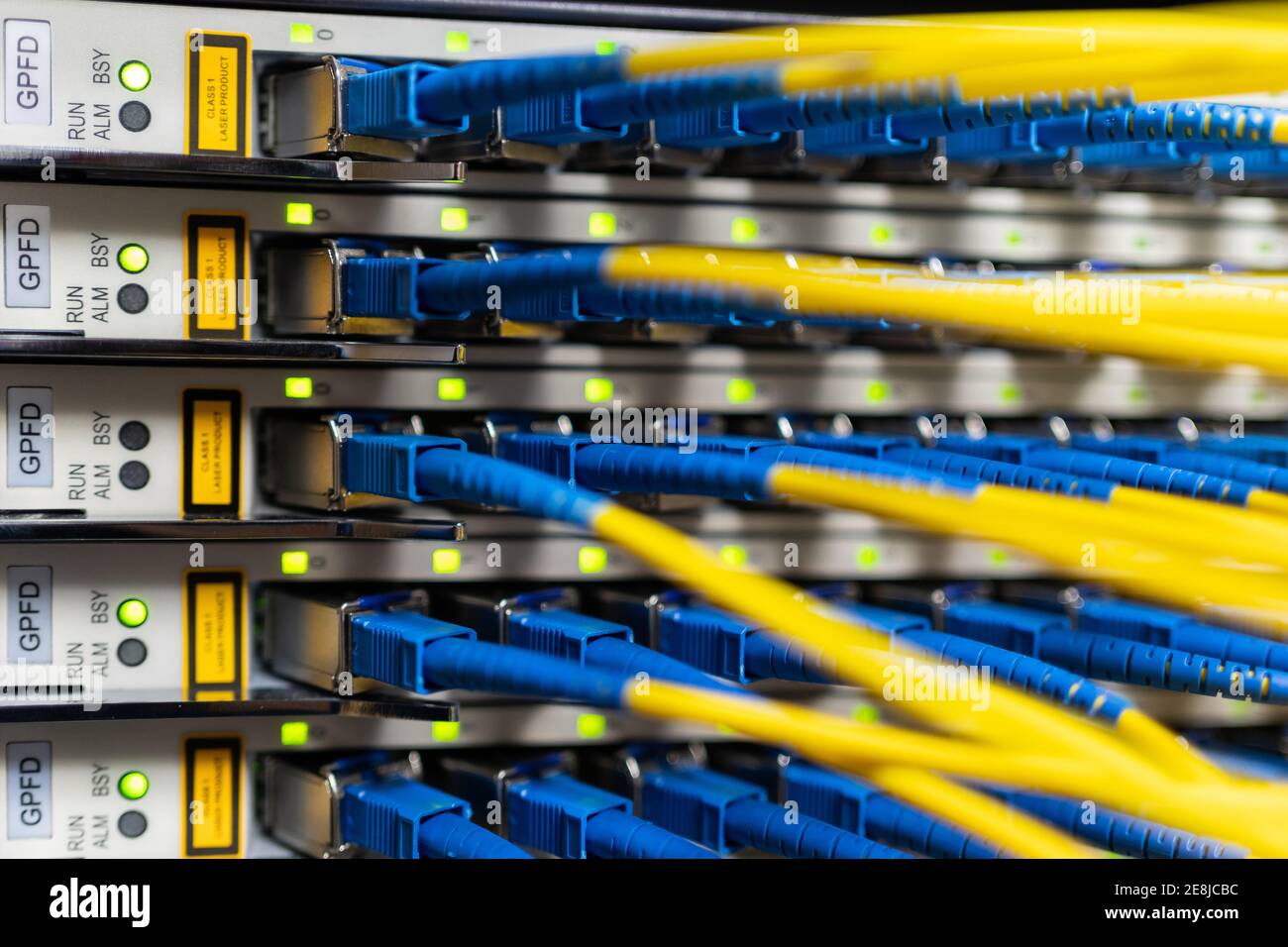 Bedienfeld mit Glasfaserkabeln, die im Kommunikationsraum installiert sind Zur Bereitstellung von Prozess- und Netzwerkzugriff Stockfoto