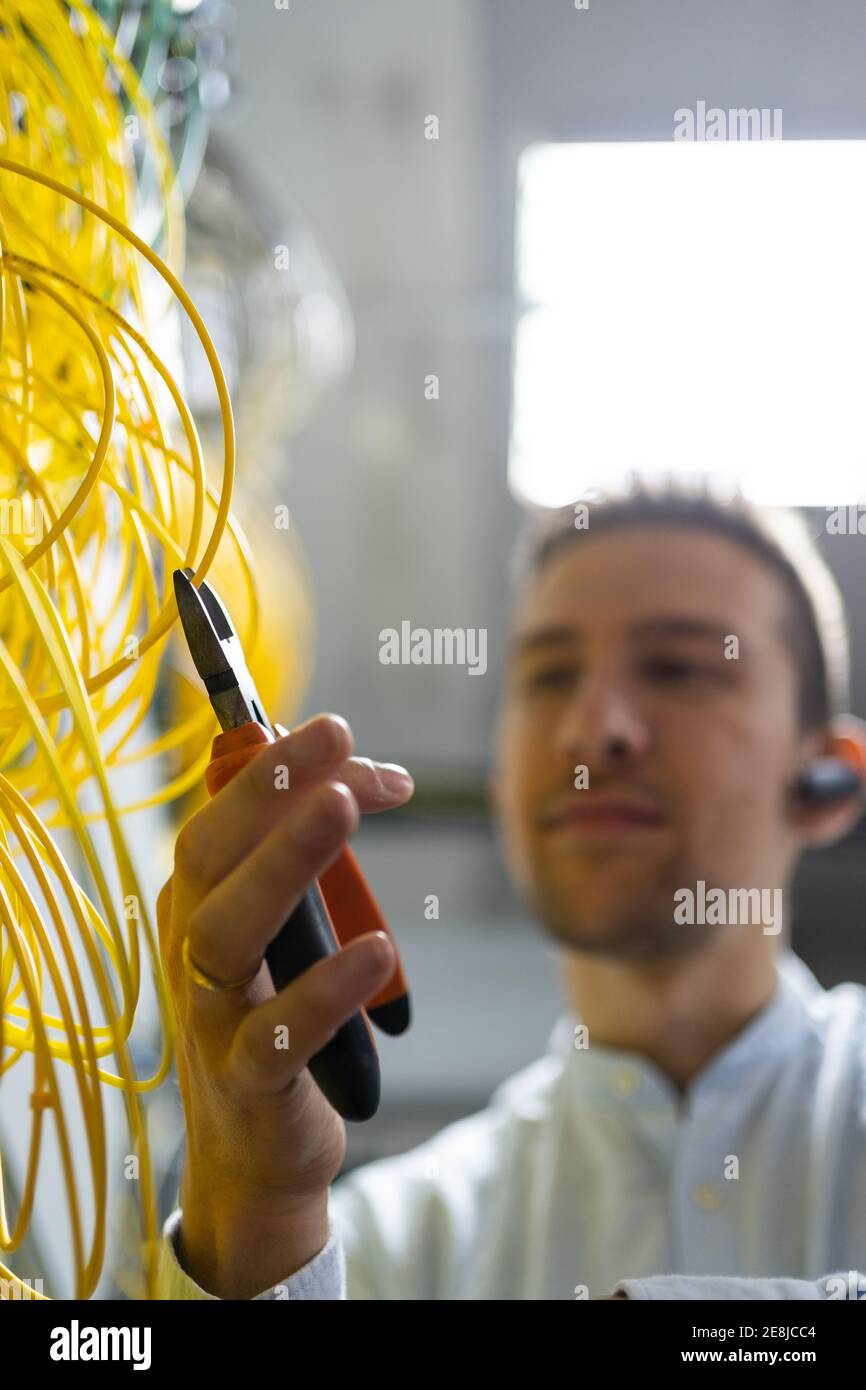 Von unten verschwommen männlichen Techniker mit Drahtschneider arbeiten mit Elektronisches System des Serverraums Stockfoto