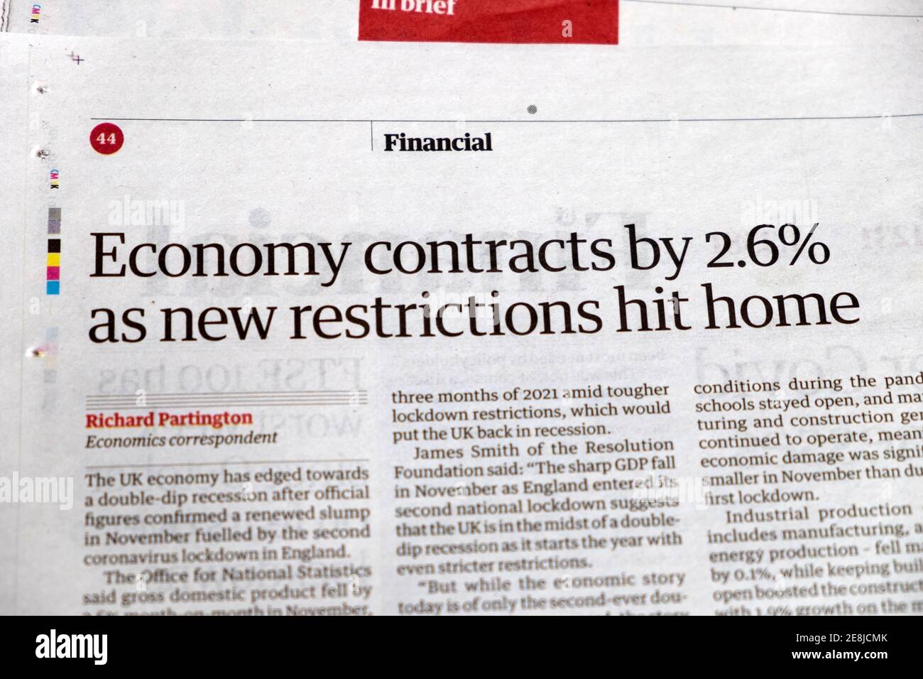 „die Wirtschaft geht um 2,6 % zurück, da neue Beschränkungen auf den Heimweg kommen“ Guardian nachrichten coronavirus covid 19 Zeitung Schlagzeile 15 Januar 2021 London VEREINIGTES KÖNIGREICH Stockfoto