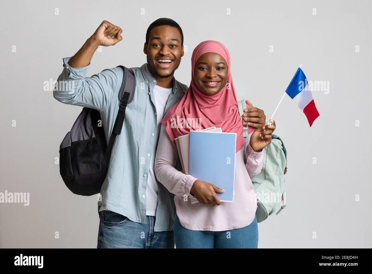 Glücklich schwarz muslimische Studenten Paar mit französischer Flagge Stockfoto
