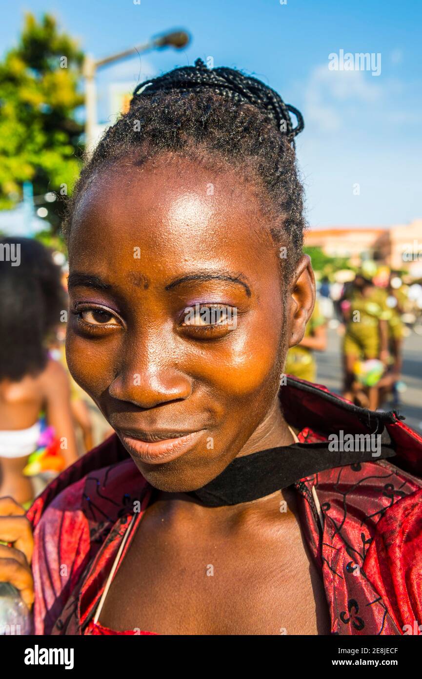 Mädchen posiert beim Karneval in der Stadt Sao Tome, Sao Tome und Principe, Atlantik Stockfoto