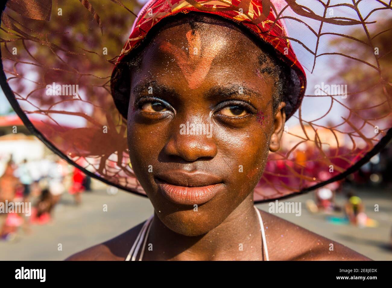 Mädchen posiert beim Karneval in der Stadt Sao Tome, Sao Tome und Principe, Atlantik Stockfoto