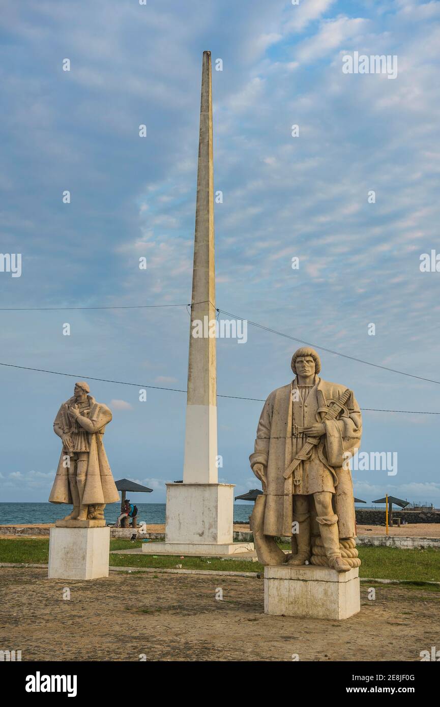 Statuen für die Unabhängigkeit vor dem San Sebastian Fort, Stadt Sao Tome, Sao Tome und Principe, Atlantik Stockfoto