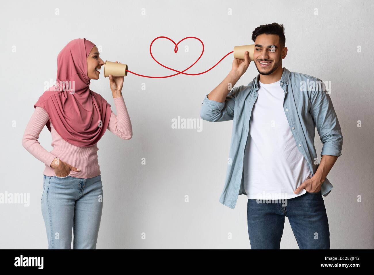 Romantische Muslimische Frau Sendet Liebesbotschaft An Freund Mit Papier Cup-Telefon Stockfoto