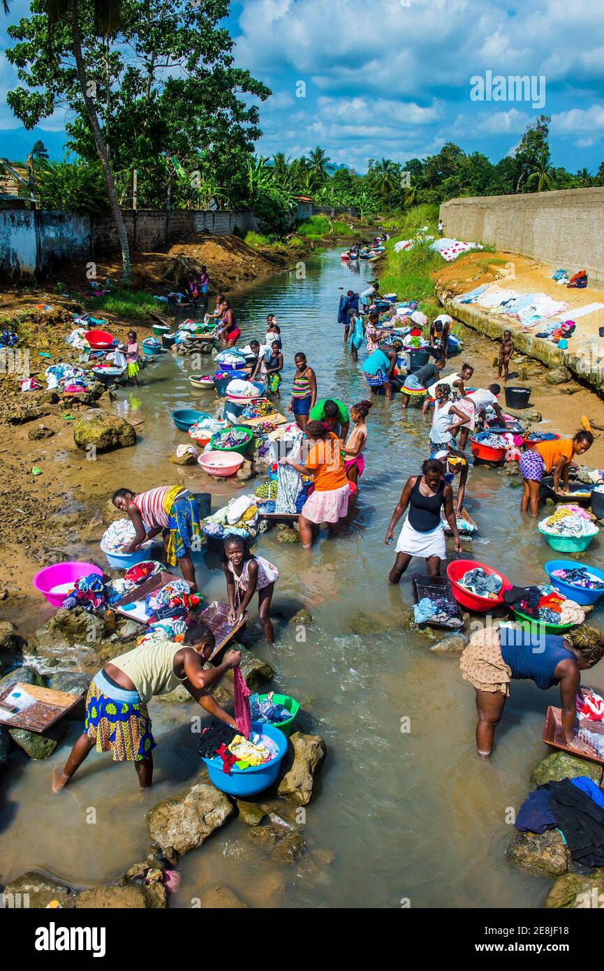 Frauen waschen Kleidung in einem Flussbett, Stadt Sao Tome, Sao Tome und Principe, Atlantik Stockfoto