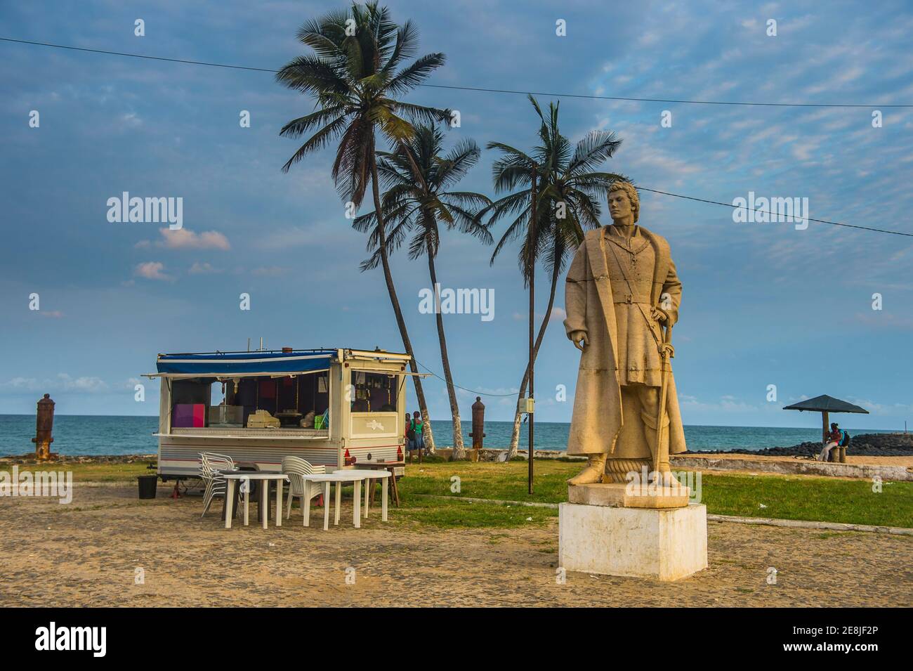 Statuen für die Unabhängigkeit vor dem San Sebastian Fort, Stadt Sao Tome, Sao Tome und Principe, Atlantik Stockfoto