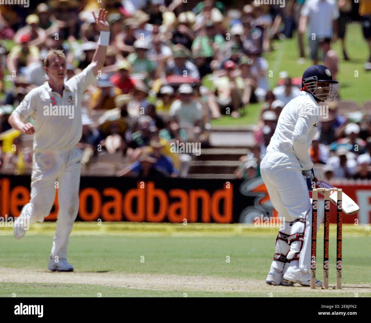 Australiens Brett Lee (L) reagiert als Indiens Virender Sehwag hinter während des ersten Tages ihrer vierten und letzten Test-Cricket-Match Adelaide Oval 24. Januar 2008 anschaut. REUTERS / Willen Burgess (Australien) Stockfoto