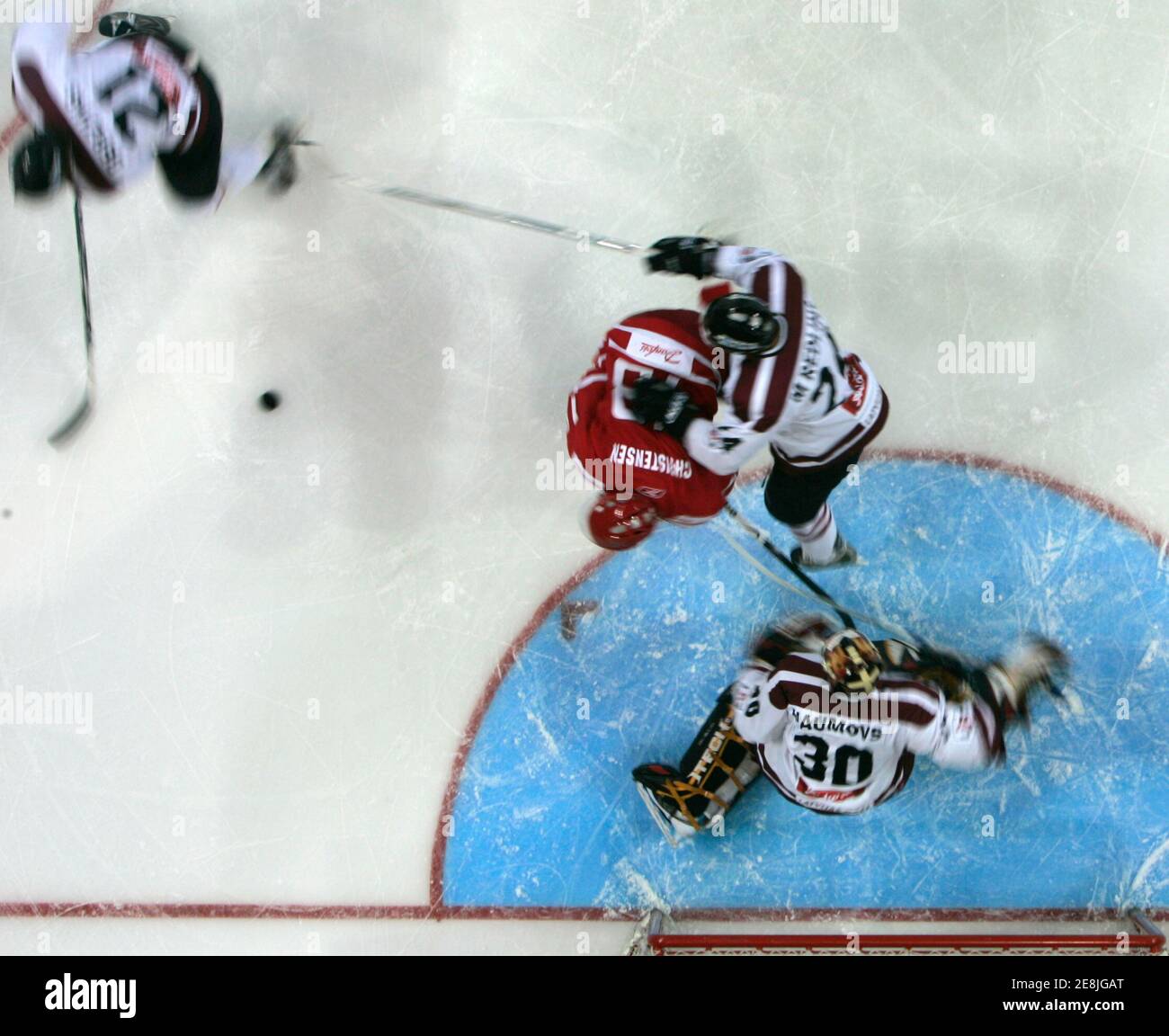 Ice Hockey Puck Goalkeeper Stockfotos Und Bilder Kaufen Alamy