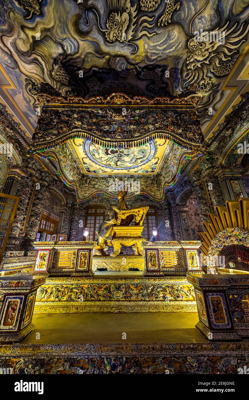 Dekoration im Inneren des Grabes von Kháº£i Dá»‹nh, Khai Dinh, UNESCO-Website Hue, Vietnam Stockfoto