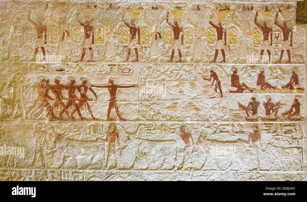 Ägypten, Guizeh, Grab der Königin Meresankh III, Enkelin von Kheops und Ehefrau von Khephren. Hauptraum, Ostwand, Prozession von Opferbringern. Stockfoto