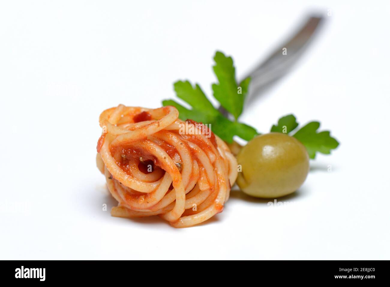 Spaghetti mit Tomatensauce auf Gabel Stockfoto