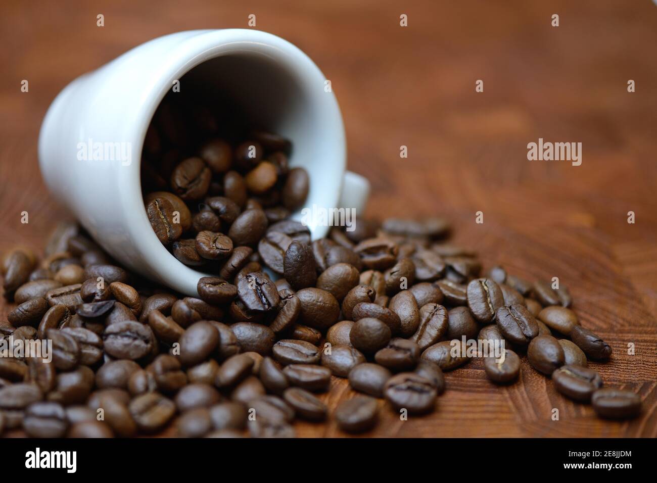 Kaffeebohnen mit Espressotasse, Espressotasse Stockfoto