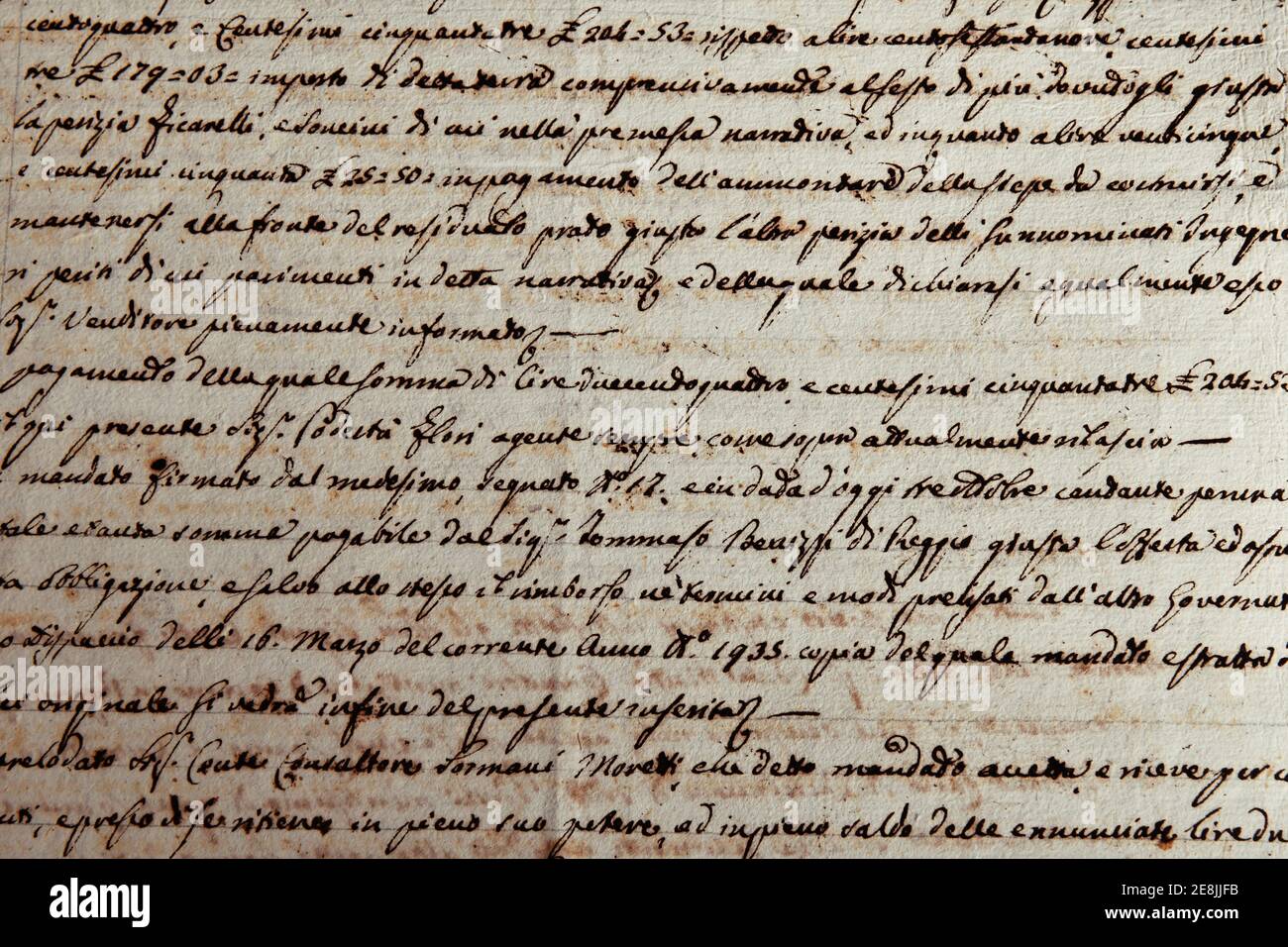 Alte Handschrift des 1700. Jahrhunderts in Tinte und Gänsefeder auf Italienisch geschrieben. Antiker Brief mit handgeschriebenem Text. Hintergrund mit gefärbter Textur. Vintage Stockfoto