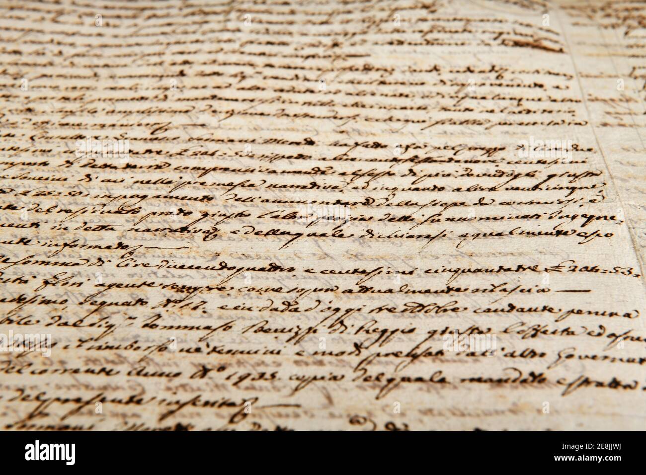 Alte Handschrift des 1700. Jahrhunderts in Tinte und Gänsefeder auf Italienisch geschrieben. Antiker Brief mit handgeschriebenem Text. Hintergrund mit gefärbter Textur. Vintage Stockfoto