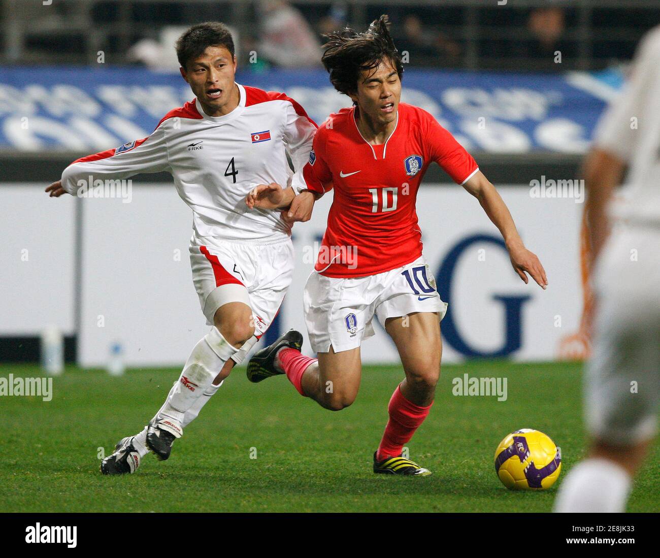 Südkoreas Park Chu-Young (10) und Nordkoreas Pak Nam-Chol (4) Kampf um den Ball während der WM 2010 Qualifikation Fußball match in Seoul 1. April 2009.   REUTERS/Jo Yong-Hak (Südkorea-SPORT-Fußball) Stockfoto