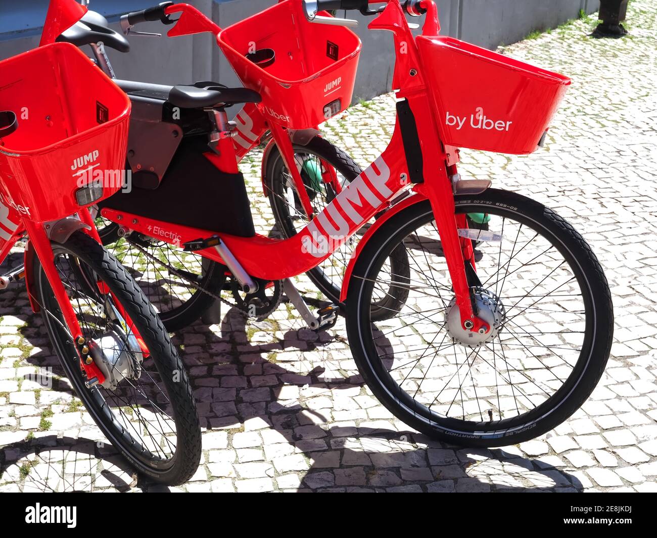 Springen Sie rote Uber Elektrofahrräder auf einer Straße zu mieten Stockfoto