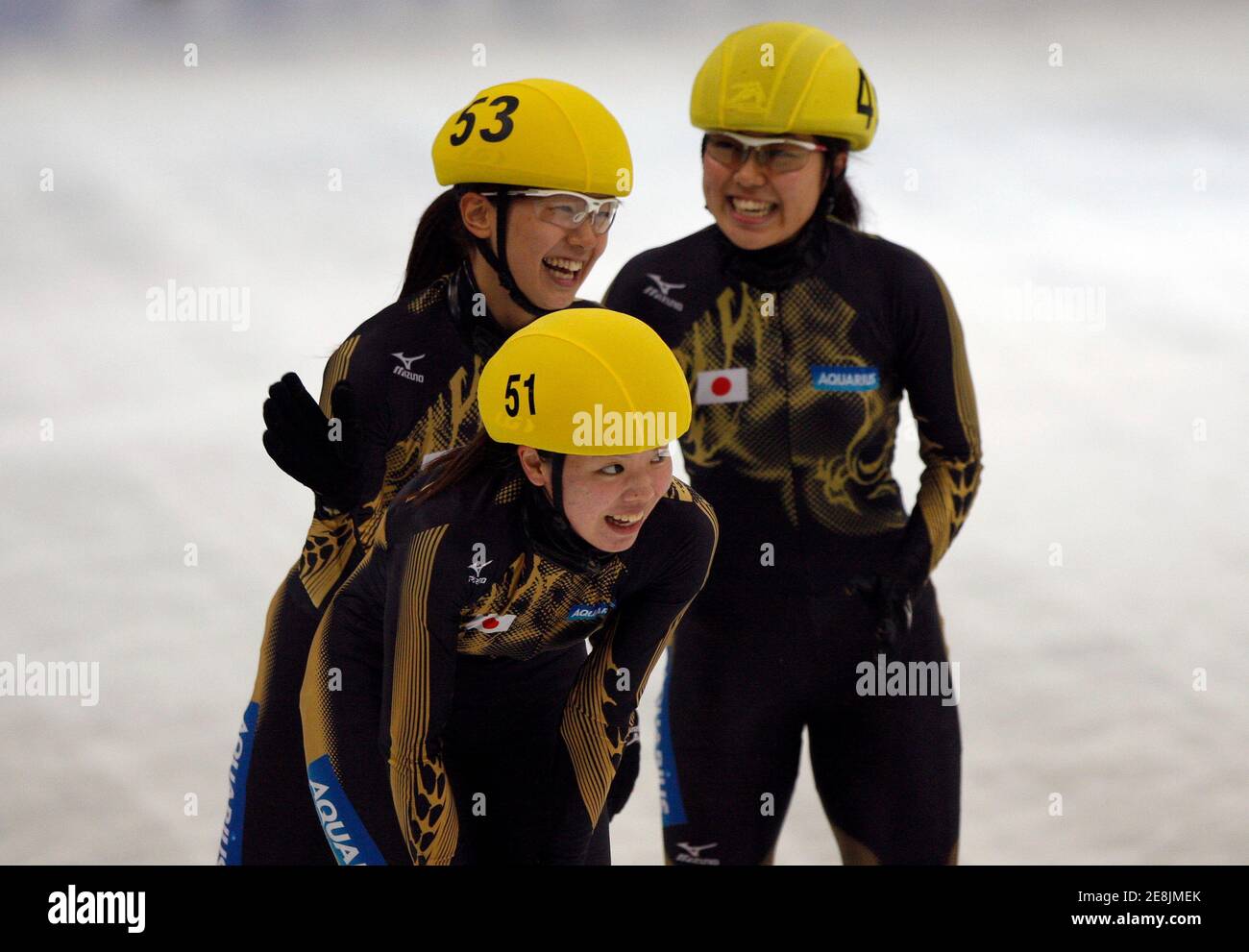 Hiroko Sadakane (53), Ayuko Ito (51) und Biba Sakurai Japan feiern ihre Silbermedaille nach der Frauen 3000 Meter Finale Staffellauf bei den ISU World Cup Shorttrack-Eisschnelllauf-Wettbewerben in Seoul 27. September 2009.  REUTERS/Jo Yong-Hak (Südkorea Sportart EISSCHNELLLAUF) Stockfoto