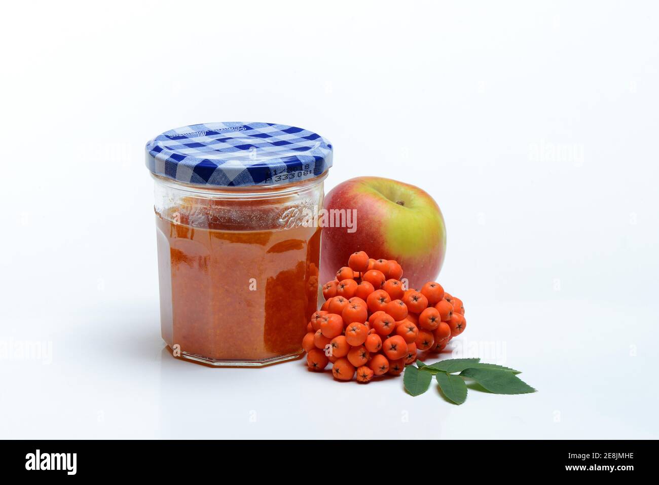 Ein Glas Eberesche und Apfelmarmelade mit n (Sorbus aucuparia) und Apfel, Eberesche Marmelade Stockfoto