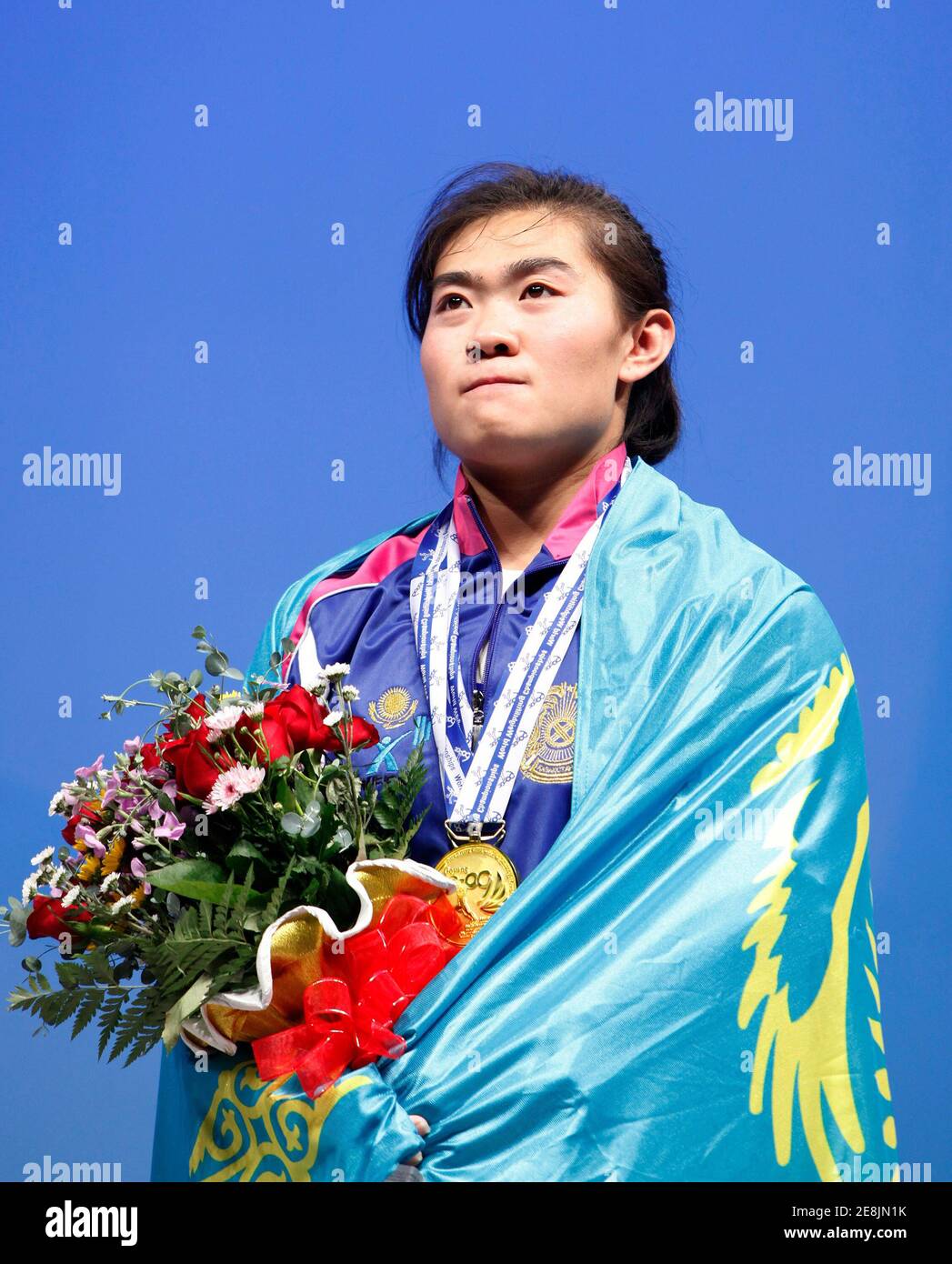 Goldmedaillengewinner Maiya Maneza von Kasachstan steht auf einem Podium, nachdem sie die Frauen 63 kg Gewichtheben Wettbewerb im Gewichtheben Weltmeisterschaft in Goyang, nördlich von Seoul, 25. November 2009 gewann.  REUTERS/Jo Yong-Hak (Südkorea SPORT GEWICHTHEBEN) Stockfoto