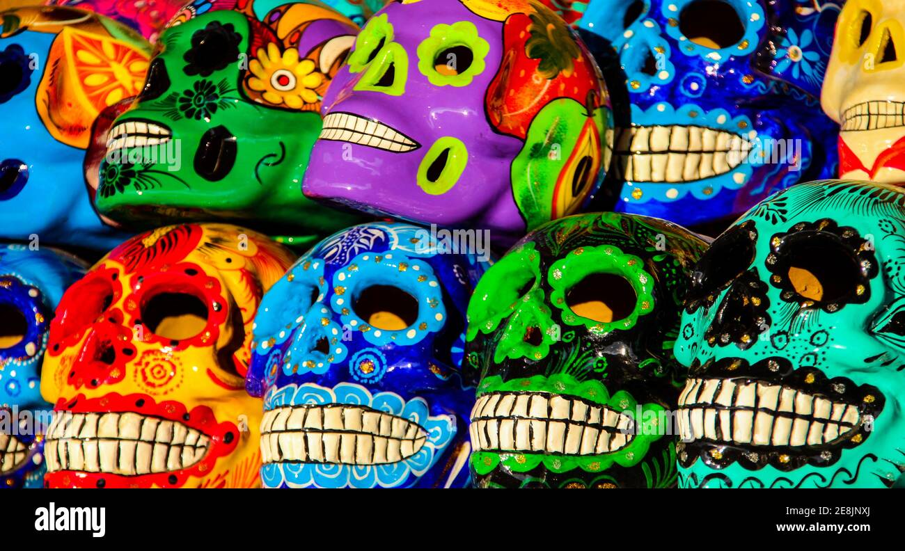 Calacas, Holzschädel Tag der Toten Masken auf dem Markt in Cabo San Lucas, Mexiko. Stockfoto
