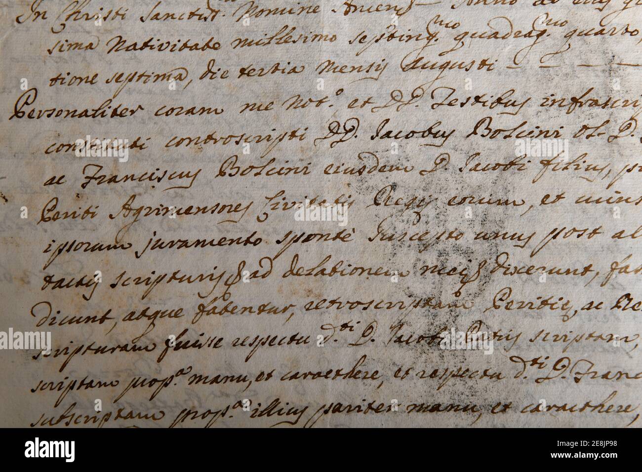Alte Handschrift des 1700. Jahrhunderts in Tinte und Gänsefeder auf Italienisch geschrieben. Antiker Brief mit handgeschriebenem Text. Hintergrund mit gefärbter Textur. Vintage Stockfoto