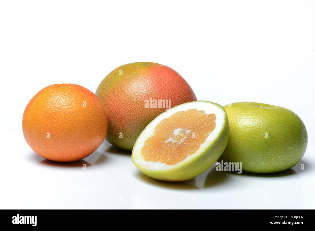 Pomelo, rote Grapefruit, Sweetie (Kreuzung zwischen Grapefruit und Grapefruit, auch Oroblanco) in Scheiben geschnitten Stockfoto